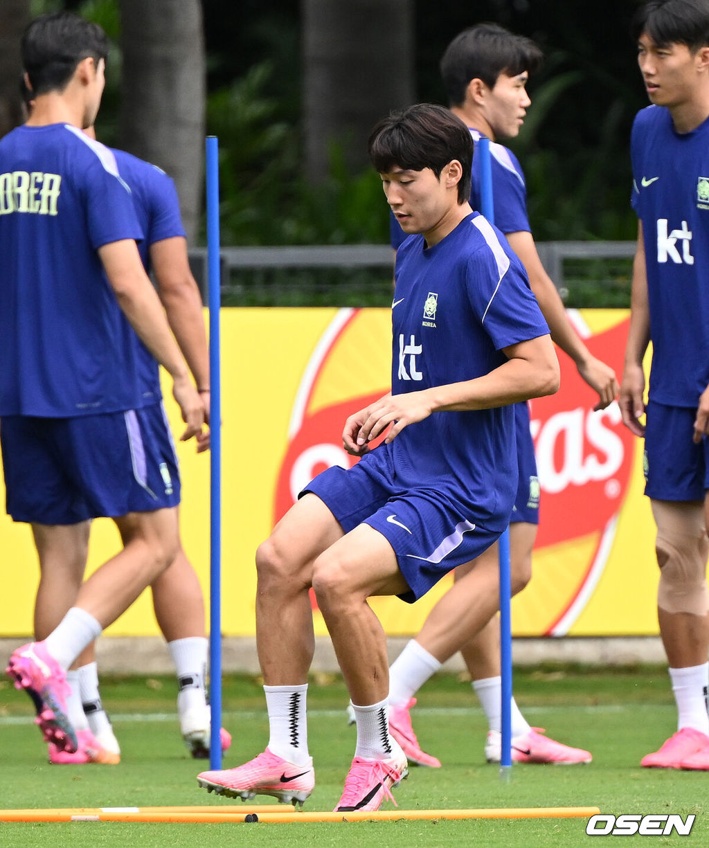 홍명보 감독이 이끄는 대한민국 축구국가대표팀이 16일(한국시각) 멕시코 과달라하라 인근 사포판의 치바스 베르데 바예에서 훈련을 진행했다.대표팀은 전날 A조 1차전에서 체코를 상대로 2-1 역전승을 거뒀다. 남아프리카공화국을 2-0으로 제압한 개최국 멕시코에 이은 조 2위다.대한민국 배준호가 훈련을 하고 있다. 2026.06.16 /sunday@osen.co.kr