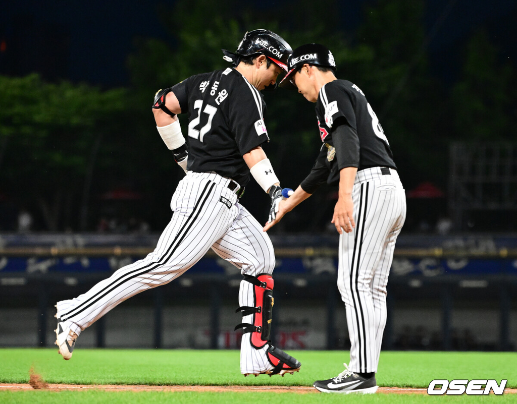 16일 광주-기아 챔피언스필드에서 2026 신한 SOL KBO리그 KIA 타이거즈와 LG 트윈스의 경기가 열렸다.KIA는 시라카와 게이쇼, LG는 라클란 웰스가 선발로 나섰다.6회초 2사에서 LG 박동원이 좌월 솔로포를 날리며 정수성 코치과 기뻐하고 있다. 2026.06.16 / jpnews@osen.co.kr