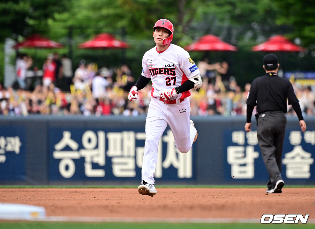 16일 광주-기아 챔피언스필드에서 2026 신한 SOL KBO리그 KIA 타이거즈와 LG 트윈스의 경기가 열렸다.KIA는 시라카와 게이쇼, LG는 라클란 웰스가 선발로 나섰다.1회말 1사에서 KIA 김호령이 동점 솔로포를 날리며 그라운드를 돌고 있다. 2026.06.16 / jpnews@osen.co.kr