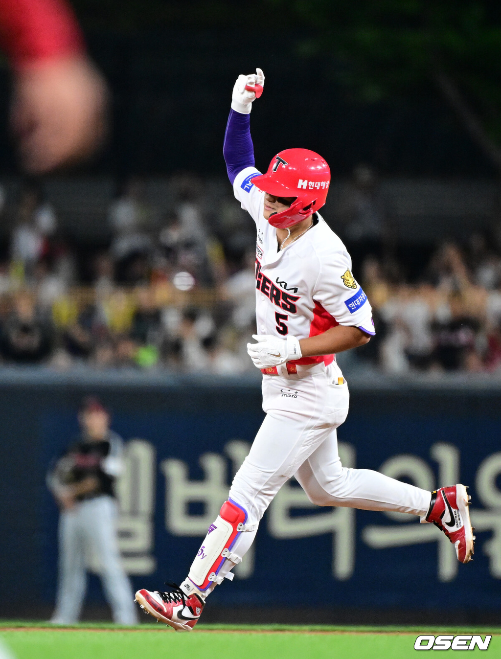 16일 광주-기아 챔피언스필드에서 2026 신한 SOL KBO리그 KIA 타이거즈와 LG 트윈스의 경기가 열렸다.KIA는 시라카와 게이쇼, LG는 라클란 웰스가 선발로 나섰다.6회말 1사에서 KIA 김도영이 좌월 솔로포를 날리고 있다. 2026.06.16 / jpnews@osen.co.kr