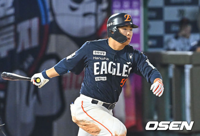 [OSEN=부산, 이석우 기자] 7일 부산 사직야구장에서 2026 신한 SOL KBO 리그 롯데 자이언츠와 한화 이글스의 경기가 열렸다. 홈팀 롯데는 비슬리가, 방문팀 한화는 황준서가 선발 출전했다.한화 이글스 문현빈이 연장 10회초 2사 만루 1루 땅볼을 치고 있다. 2026.06.07 / foto0307@osen.co.kr