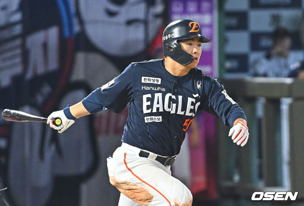 7일 부산 사직야구장에서 2026 신한 SOL KBO 리그 롯데 자이언츠와 한화 이글스의 경기가 열렸다. 홈팀 롯데는 비슬리가, 방문팀 한화는 황준서가 선발 출전했다.한화 이글스 문현빈이 연장 10회초 2사 만루 1루 땅볼을 치고 있다. 2026.06.07 / foto0307@osen.co.kr