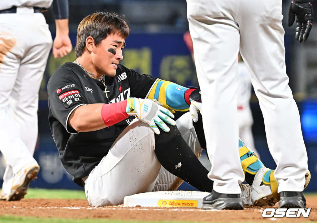 15일 창원NC파크에서 2026 신한 SOL KBO 리그 NC 다이노스와 KT 위즈의 경기가 열렸다. 홈팀 NC는 신민혁이, 방문팀 KT는 오원석이 선발 출전했다. KT 위즈 안현민이 6회초 좌전 안타를 치고 2루로 진루하다 넘어진 후 1루로 귀루, 괴로워하고 있다. 2026.04.15 / foto0307@osen.co.kr