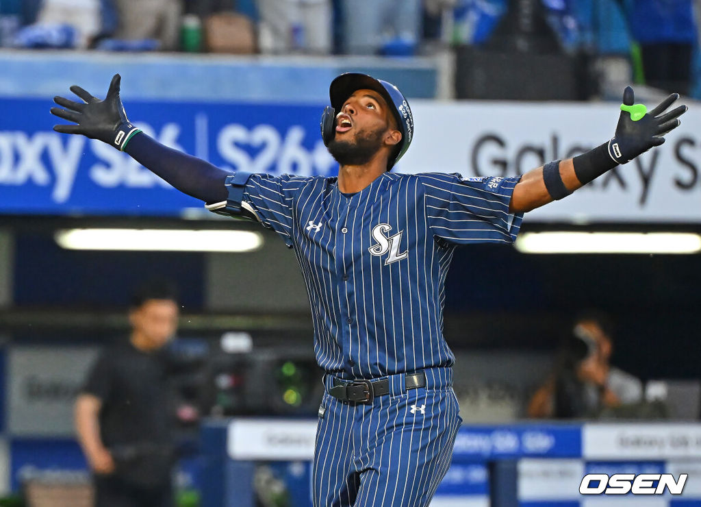 14일 대구삼성라이온즈파크에서 2026 신한 SOL KBO 리그 삼성 라이온즈와 SSG 랜더스의 경기가 열렸다. 홈팀 삼성은 양창섭이, 방문팀 SSG는 해치가 선발 출전했다. 삼성 라이온즈 디아즈가 6회말 1사 만루 우월 만루 홈런을 치고 세리머니를 하고 있다. 2026.06.14 / foto0307@osen.co.kr