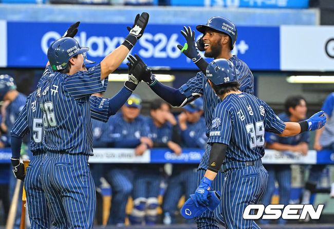 [OSEN=대구, 이석우 기자] 14일 대구삼성라이온즈파크에서 2026 신한 SOL KBO 리그 삼성 라이온즈와 SSG 랜더스의 경기가 열렸다. 홈팀 삼성은 양창섭이, 방문팀 SSG는 해치가 선발 출전했다. 삼성 라이온즈 디아즈가 6회말 1사 만루 우월 만루 홈런을 치고 하이파이브를 하고 있다. 2026.06.14 / foto0307@osen.co.kr
