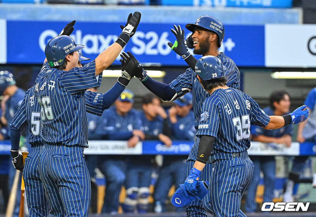 14일 대구삼성라이온즈파크에서 2026 신한 SOL KBO 리그 삼성 라이온즈와 SSG 랜더스의 경기가 열렸다. 홈팀 삼성은 양창섭이, 방문팀 SSG는 해치가 선발 출전했다. 삼성 라이온즈 디아즈가 6회말 1사 만루 우월 만루 홈런을 치고 하이파이브를 하고 있다. 2026.06.14 / foto0307@osen.co.kr