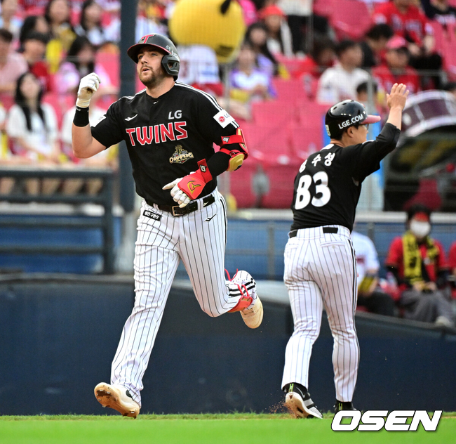 [OSEN=광주, 지형준 기자] 16일 광주-기아 챔피언스필드에서 2026 신한 SOL KBO리그 KIA 타이거즈와 LG 트윈스의 경기가 열렸다.KIA는 시라카와 게이쇼, LG는 라클란 웰스가 선발로 나섰다.1회초 2사에서 LG 오스틴이 선제 좌중간 솔로포를 날리며 기뻐하고 있다. 2026.06.16 / jpnews@osen.co.kr