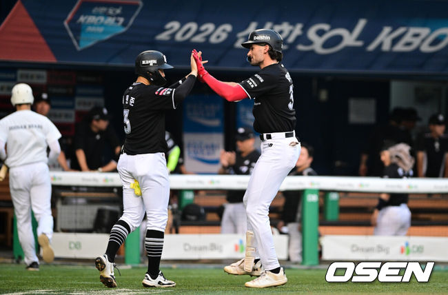 [OSEN=잠실, 조은정 기자]16일 서울 잠실야구장에서 ‘2026 신한 SOL Bank KBO리그’ 두산 베어스와 KT 위즈의 경기가 열린다.홈팀 두산은 최승용을, 방문팀 KT는 고영표를 선발로 내세웠다.3회초 2사 2루에서 KT 힐리어드가 달아나는 투런 홈런을 날린 뒤 최원준의 환영을 받고 있다. 2026.06.16 /cej@osen.co.kr