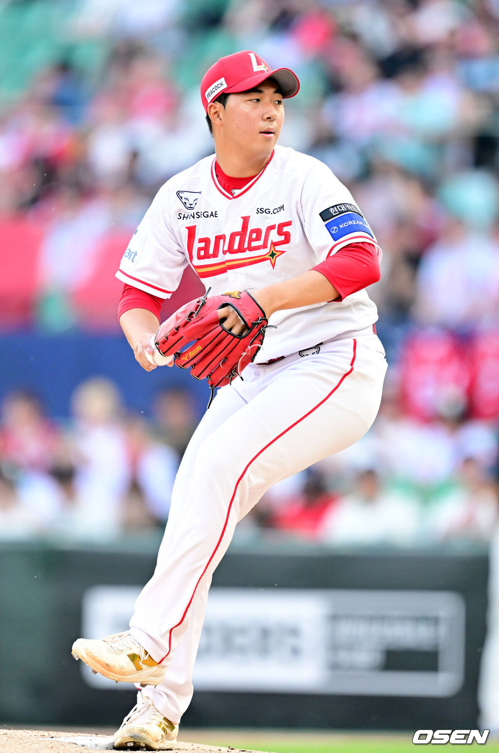 16일 인천 SSG랜더스필드에서 ‘2026 신한 SOL Bank KBO리그’ SSG 랜더스와 롯데 자이언츠의 경기가 열렸다.홈팀 SSG는 김민준, 방문팀 롯데는 김진욱을 선발로 내세웠다.1회초 SSG 선발 김민준이 힘차게 공을 뿌리고 있다. 2026.06.16 / dreamer@osen.co.kr