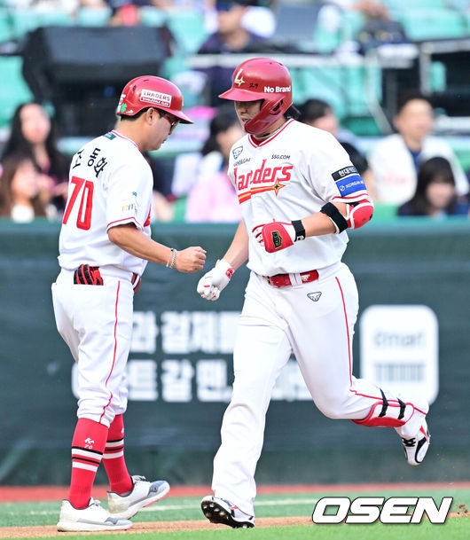 [OSEN=인천, 최규한 기자] 16일 인천 SSG랜더스필드에서 ‘2026 신한 SOL Bank KBO리그’ SSG 랜더스와 롯데 자이언츠의 경기가 열렸다.홈팀 SSG는 김민준, 방문팀 롯데는 김진욱을 선발로 내세웠다.1회말 1사 1루 상황 SSG 최정이 선제 좌월 투런포를 날리고 그라운드를 돌며 조동화 코치와 인사를 나누고 있다. 2026.06.16 / dreamer@osen.co.kr