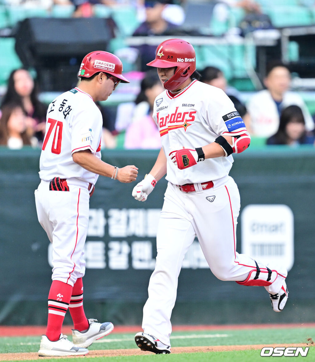 16일 인천 SSG랜더스필드에서 ‘2026 신한 SOL Bank KBO리그’ SSG 랜더스와 롯데 자이언츠의 경기가 열렸다.홈팀 SSG는 김민준, 방문팀 롯데는 김진욱을 선발로 내세웠다.1회말 1사 1루 상황 SSG 최정이 선제 좌월 투런포를 날리고 그라운드를 돌며 조동화 코치와 인사를 나누고 있다. 2026.06.16 / dreamer@osen.co.kr