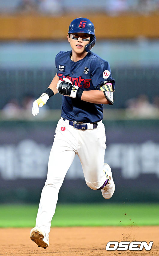[OSEN=인천, 최규한 기자] 16일 인천 SSG랜더스필드에서 ‘2026 신한 SOL Bank KBO리그’ SSG 랜더스와 롯데 자이언츠의 경기가 열렸다.홈팀 SSG는 김민준, 방문팀 롯데는 김진욱을 선발로 내세웠다.5회초 1사 만루 상황 롯데 전민재가 역전 좌월 만루포를 날리고 그라운드를 돌고 있다. 2026.06.16 / dreamer@osen.co.kr