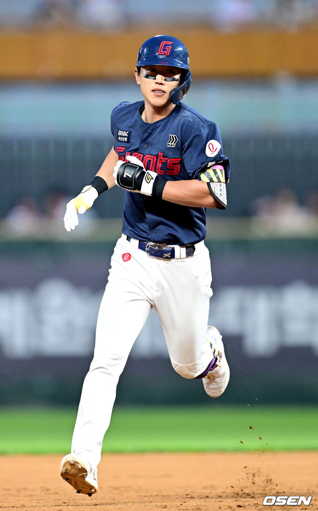 16일 인천 SSG랜더스필드에서 ‘2026 신한 SOL Bank KBO리그’ SSG 랜더스와 롯데 자이언츠의 경기가 열렸다.홈팀 SSG는 김민준, 방문팀 롯데는 김진욱을 선발로 내세웠다.5회초 1사 만루 상황 롯데 전민재가 역전 좌월 만루포를 날리고 그라운드를 돌고 있다. 2026.06.16 / dreamer@osen.co.kr