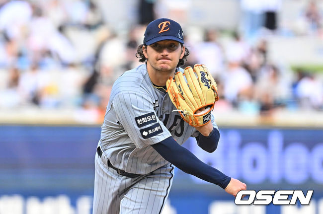 [OSEN=창원, 이석우 기자] 16일 창원NC파크에서 2026 신한 SOL KBO 리그 NC 다이노스와 한화 이글스의 경기가 열렸다. 홈팀 NC는 구창모가, 방문팀 한화는 화이트가 선발 출전했다. 한화 이글스 선발투수 화이트가 역투하고 있다. 2026.06.16 / foto0307@osen.co.kr