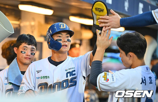 [OSEN=창원, 이석우 기자] 16일 창원NC파크에서 2026 신한 SOL KBO 리그 NC 다이노스와 한화 이글스의 경기가 열렸다. 홈팀 NC는 구창모가, 방문팀 한화는 화이트가 선발 출전했다. NC 다이노스 김주원이 3회말 1사 1,3루 박건우의 유격수 앞 땅볼때 득점을 올리고 하이파이브를 하고 있다. 2026.06.16 / foto0307@osen.co.kr