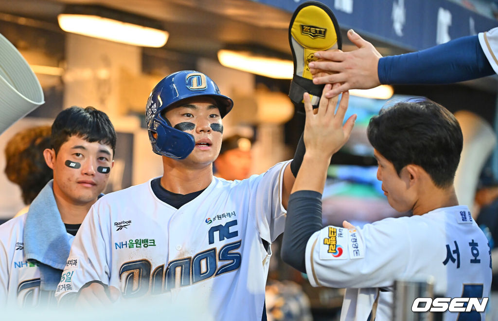 16일 창원NC파크에서 2026 신한 SOL KBO 리그 NC 다이노스와 한화 이글스의 경기가 열렸다. 홈팀 NC는 구창모가, 방문팀 한화는 화이트가 선발 출전했다. NC 다이노스 김주원이 3회말 1사 1,3루 박건우의 유격수 앞 땅볼때 득점을 올리고 하이파이브를 하고 있다. 2026.06.16 / foto0307@osen.co.kr