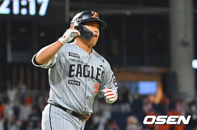 [OSEN=창원, 이석우 기자] 16일 창원NC파크에서 2026 신한 SOL KBO 리그 NC 다이노스와 한화 이글스의 경기가 열렸다. 홈팀 NC는 구창모가, 방문팀 한화는 화이트가 선발 출전했다. 한화 이글스 강백호가 8회초 1사 2,3루 우월 3점 홈런을 치고 세리머니를 하고 있다. 2026.06.16 / foto0307@osen.co.kr