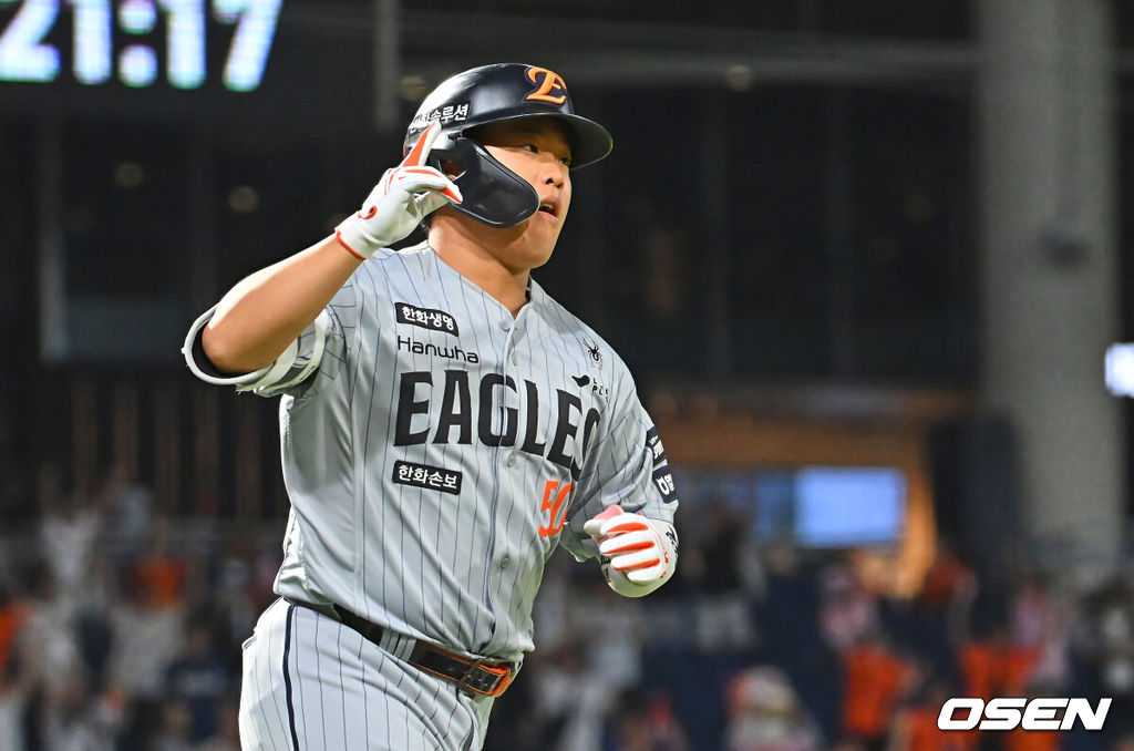 16일 창원NC파크에서 2026 신한 SOL KBO 리그 NC 다이노스와 한화 이글스의 경기가 열렸다. 홈팀 NC는 구창모가, 방문팀 한화는 화이트가 선발 출전했다. 한화 이글스 강백호가 8회초 1사 2,3루 우월 3점 홈런을 치고 세리머니를 하고 있다. 2026.06.16 / foto0307@osen.co.kr