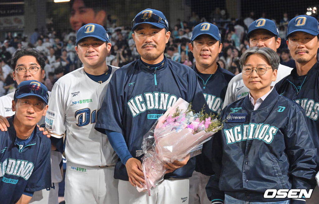 16일 창원NC파크에서 2026 신한 SOL KBO 리그 NC 다이노스와 한화 이글스의 경기가 열렸다. 홈팀 NC는 구창모가, 방문팀 한화는 화이트가 선발 출전했다. NC 다이노스 이호준 감독이 한화 이글스에 6-5로 승리, 100승을 기록한 후 코치들과 기념촬영을 하고 있다. 2026.06.16 / foto0307@osen.co.kr