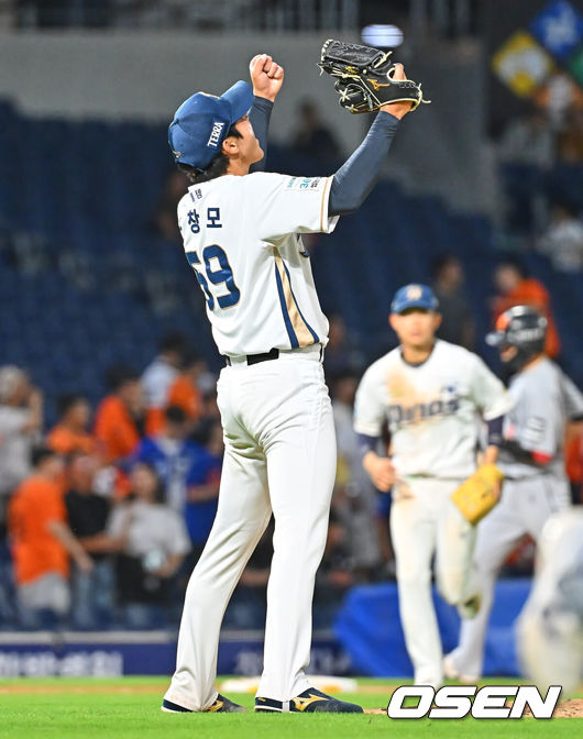 [OSEN=창원, 이석우 기자] 16일 창원NC파크에서 2026 신한 SOL KBO 리그 NC 다이노스와 한화 이글스의 경기가 열렸다. 홈팀 NC는 구창모가, 방문팀 한화는 화이트가 선발 출전했다. NC 다이노스 선발투수 구창모가 5회초 2사 만루 한화 이글스 문현빈을 중견수 플라이로 잡고 환호하고 있다. 2026.06.16 / foto0307@osen.co.kr