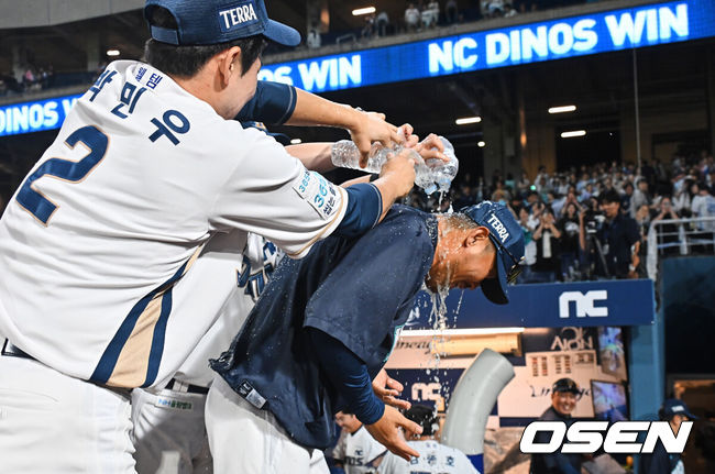 [OSEN=창원, 이석우 기자] 16일 창원NC파크에서 2026 신한 SOL KBO 리그 NC 다이노스와 한화 이글스의 경기가 열렸다. 홈팀 NC는 구창모가, 방문팀 한화는 화이트가 선발 출전했다. NC 다이노스 이호준 감독이 한화 이글스에 6-5로 승리, 100승을 기록한 후 박민우에게 축하 물세례를 받고 있다. 2026.06.16 / foto0307@osen.co.kr