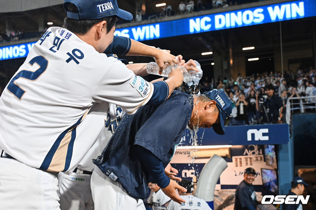 16일 창원NC파크에서 2026 신한 SOL KBO 리그 NC 다이노스와 한화 이글스의 경기가 열렸다. 홈팀 NC는 구창모가, 방문팀 한화는 화이트가 선발 출전했다. NC 다이노스 이호준 감독이 한화 이글스에 6-5로 승리, 100승을 기록한 후 박민우에게 축하 물세례를 받고 있다. 2026.06.16 / foto0307@osen.co.kr