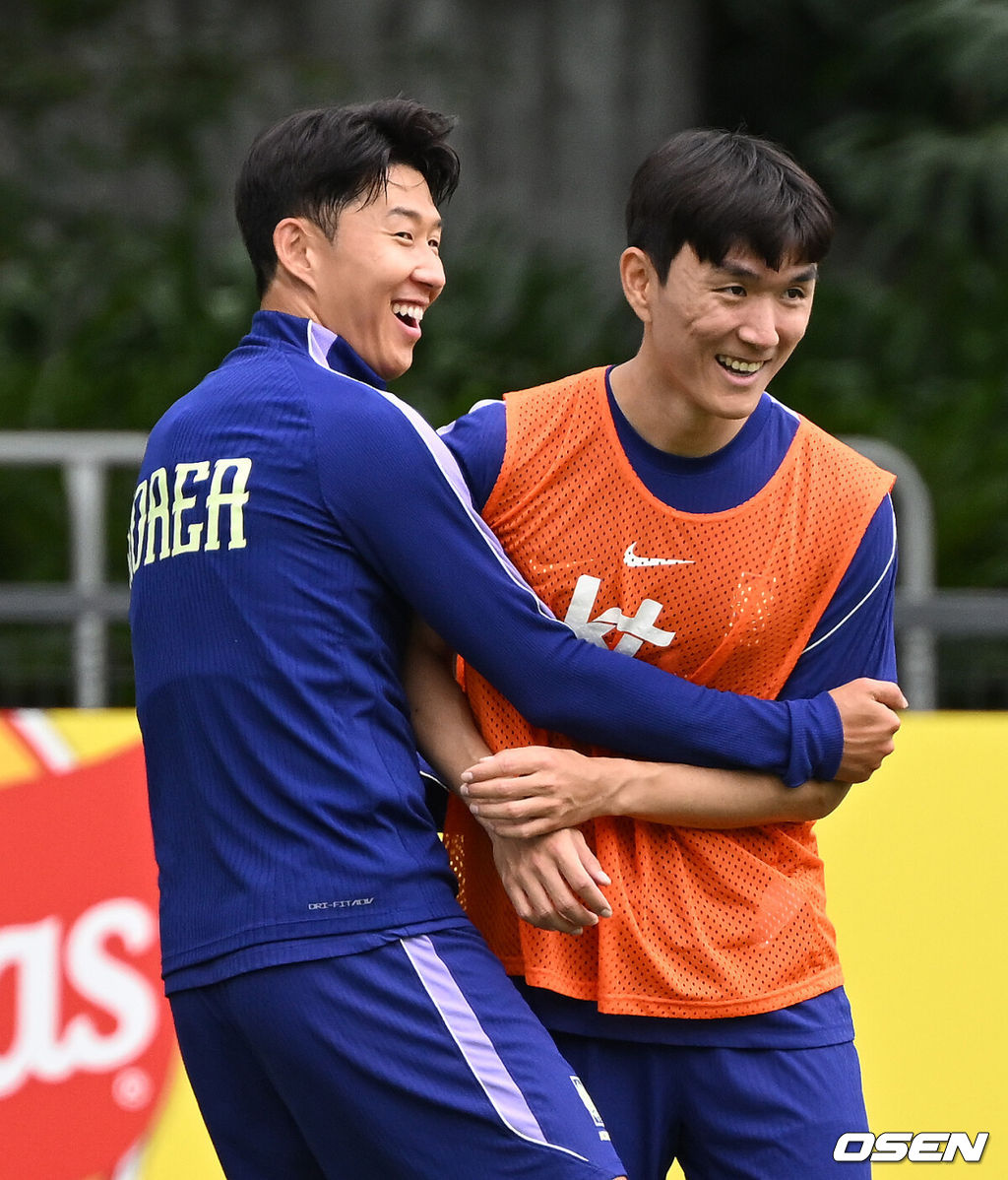 홍명보 감독이 이끄는 대한민국 축구국가대표팀이 15일(한국시각) 멕시코 과달라하라 인근 사포판의 치바스 베르데 바예에서 훈련을 진행했다.대표팀은 전날 A조 1차전에서 체코를 상대로 2-1 역전승을 거뒀다. 남아프리카공화국을 2-0으로 제압한 개최국 멕시코에 이은 조 2위다.대한민국 손흥민이 황인범과 훈련 중 장난을 치고 있다. 2026.06.15 /sunday@osen.co.kr