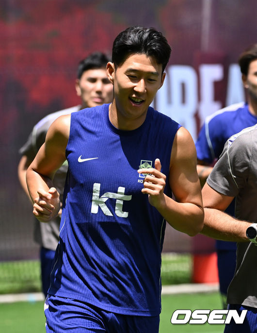 [OSEN=사포판(멕시코), 이대선 기자] 홍명보 감독이 이끄는 대한민국 축구국가대표팀이 16일(한국시각) 멕시코 과달라하라 인근 사포판의 치바스 베르데 바예에서 훈련을 진행했다.대표팀은 전날 A조 1차전에서 체코를 상대로 2-1 역전승을 거뒀다. 남아프리카공화국을 2-0으로 제압한 개최국 멕시코에 이은 조&nbsp;2위다.대한민국 손흥민이 러닝 훈련을 하고 있다. 2026.06.16 /sunday@osen.co.kr