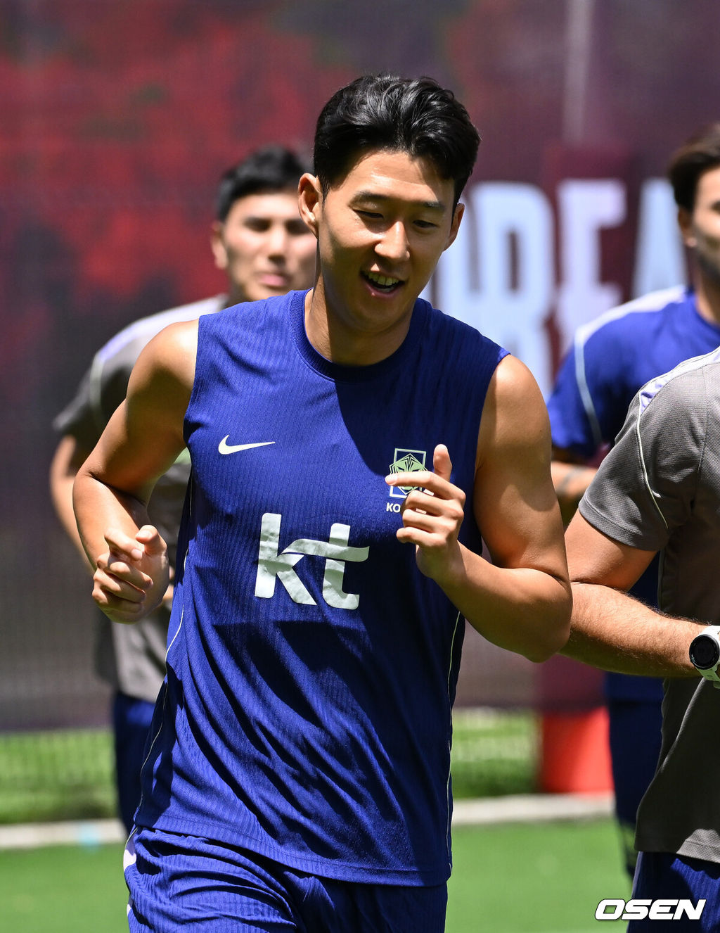 홍명보 감독이 이끄는 대한민국 축구국가대표팀이 16일(한국시각) 멕시코 과달라하라 인근 사포판의 치바스 베르데 바예에서 훈련을 진행했다.대표팀은 전날 A조 1차전에서 체코를 상대로 2-1 역전승을 거뒀다. 남아프리카공화국을 2-0으로 제압한 개최국 멕시코에 이은 조 2위다.대한민국 손흥민이 러닝 훈련을 하고 있다. 2026.06.16 /sunday@osen.co.kr
