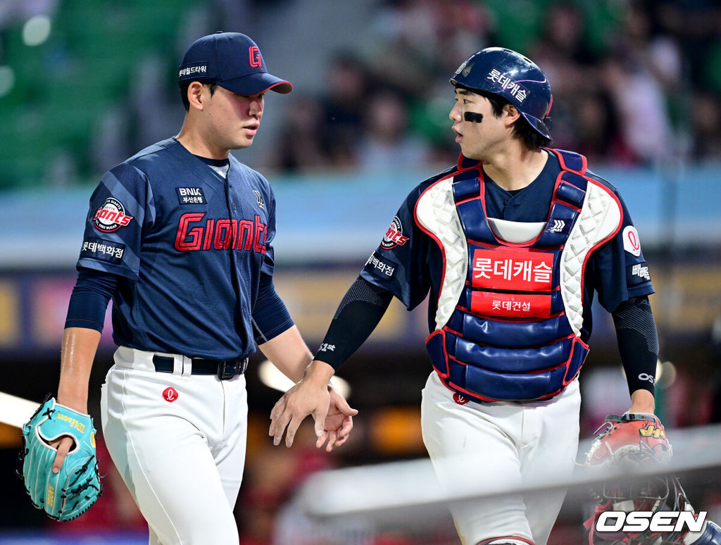 16일 인천 SSG랜더스필드에서 ‘2026 신한 SOL Bank KBO리그’ SSG 랜더스와 롯데 자이언츠의 경기가 열렸다.홈팀 SSG는 김민준, 방문팀 롯데는 김진욱을 선발로 내세웠다.5회말 SSG 공격을 막아낸 롯데 선발 김진욱과 포수 손성빈이 더그아웃으로 향하며 대화를 나누고 있다. 2026.06.16 / dreamer@osen.co.kr