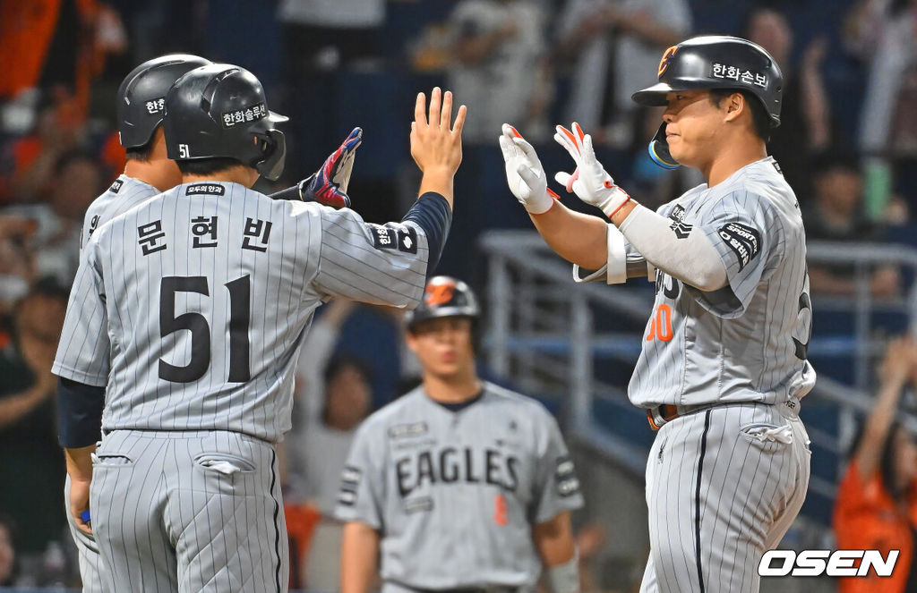 16일 창원NC파크에서 2026 신한 SOL KBO 리그 NC 다이노스와 한화 이글스의 경기가 열렸다. 홈팀 NC는 구창모가, 방문팀 한화는 화이트가 선발 출전했다. 한화 이글스 강백호가 8회초 1사 2,3루 우월 3점 홈런을 치고 하이파이브를 하고 있다. 2026.06.16 / foto0307@osen.co.kr