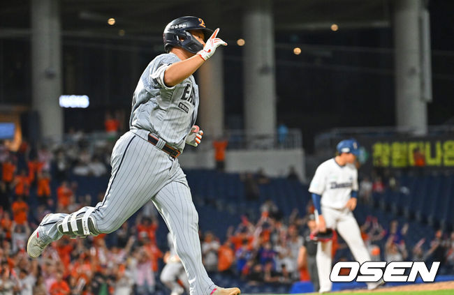 [OSEN=창원, 이석우 기자] 16일 창원NC파크에서 2026 신한 SOL KBO 리그 NC 다이노스와 한화 이글스의 경기가 열렸다. 홈팀 NC는 구창모가, 방문팀 한화는 화이트가 선발 출전했다. 한화 이글스 강백호가 8회초 1사 2,3루 우월 3점 홈런을 치고 세리머니를 하고 있다. 2026.06.16 / foto0307@osen.co.kr