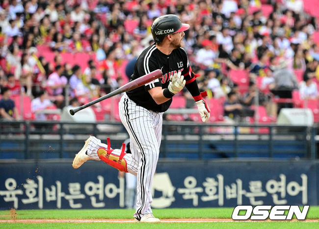 1회초 2사에서 선제 좌중간 솔로포 날리는 LG 오스틴