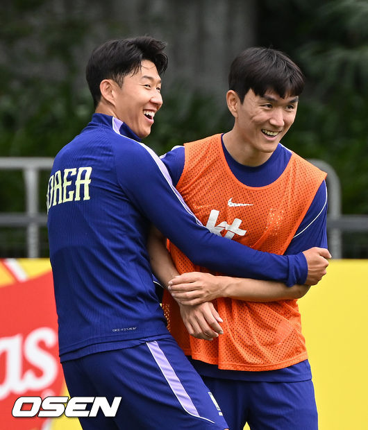 [OSEN=사포판(멕시코), 이대선 기자] 홍명보 감독이 이끄는 대한민국 축구국가대표팀이 15일(한국시각) 멕시코 과달라하라 인근 사포판의 치바스 베르데 바예에서 훈련을 진행했다.대표팀은 전날 A조 1차전에서 체코를 상대로 2-1 역전승을 거뒀다. 남아프리카공화국을 2-0으로 제압한 개최국 멕시코에 이은 조&nbsp;2위다.대한민국 손흥민이 황인범과 훈련 중 장난을 치고 있다. 2026.06.15 /sunday@osen.co.kr
