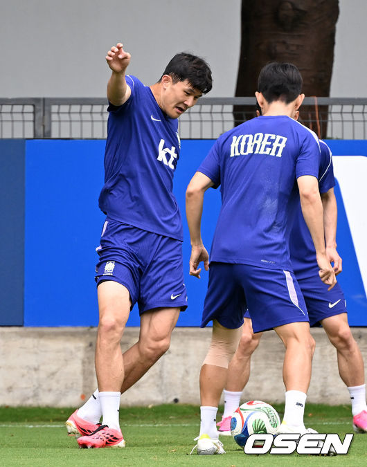 [OSEN=사포판(멕시코), 이대선 기자] 홍명보 감독이 이끄는 대한민국 축구국가대표팀이 15일(한국시각) 멕시코 과달라하라 인근 사포판의 치바스 베르데 바예에서 훈련을 진행했다.대표팀은 전날 A조 1차전에서 체코를 상대로 2-1 역전승을 거뒀다. 남아프리카공화국을 2-0으로 제압한 개최국 멕시코에 이은 조&nbsp;2위다.대한민국 김민재가 훈련을 하고 있다. 2026.06.15 /sunday@osen.co.kr