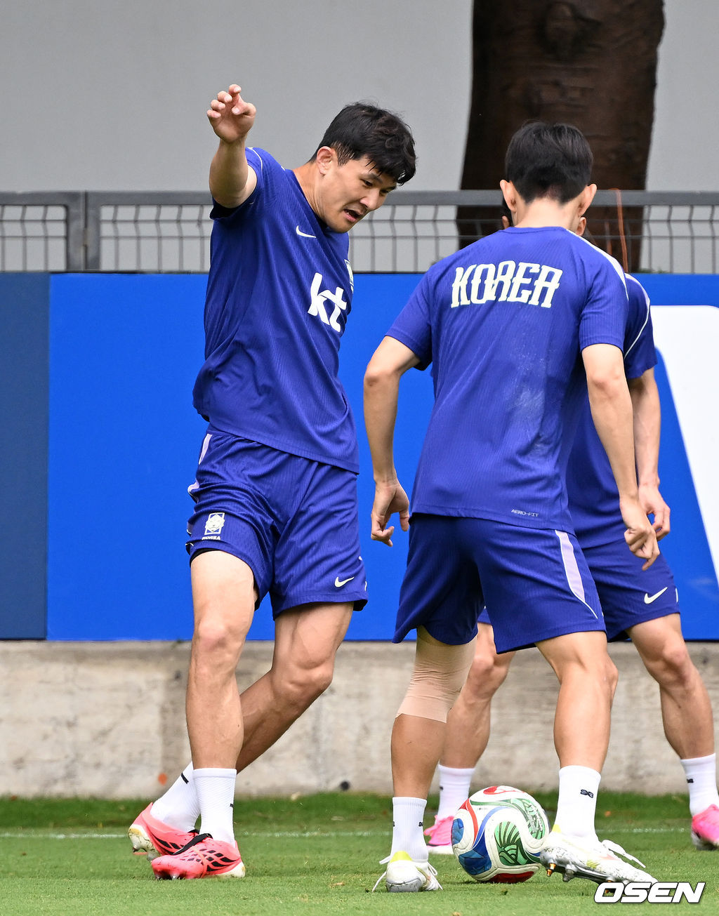 홍명보 감독이 이끄는 대한민국 축구국가대표팀이 15일(한국시각) 멕시코 과달라하라 인근 사포판의 치바스 베르데 바예에서 훈련을 진행했다.대표팀은 전날 A조 1차전에서 체코를 상대로 2-1 역전승을 거뒀다. 남아프리카공화국을 2-0으로 제압한 개최국 멕시코에 이은 조 2위다.대한민국 김민재가 훈련을 하고 있다. 2026.06.15 /sunday@osen.co.kr