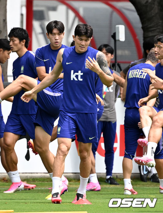 [OSEN=사포판(멕시코), 이대선 기자] 홍명보 감독이 이끄는 대한민국 축구국가대표팀이 16일(한국시각) 멕시코 과달라하라 인근 사포판의 치바스 베르데 바예에서 훈련을 진행했다.대표팀은 전날 A조 1차전에서 체코를 상대로 2-1 역전승을 거뒀다. 남아프리카공화국을 2-0으로 제압한 개최국 멕시코에 이은 조&nbsp;2위다.대한민국 김민재가 훈련을 하고 있다. 2026.06.16 /sunday@osen.co.kr