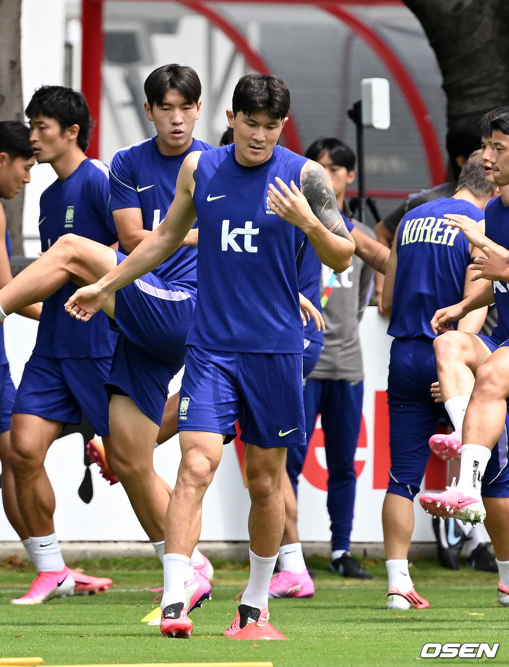 홍명보 감독이 이끄는 대한민국 축구국가대표팀이 16일(한국시각) 멕시코 과달라하라 인근 사포판의 치바스 베르데 바예에서 훈련을 진행했다.대표팀은 전날 A조 1차전에서 체코를 상대로 2-1 역전승을 거뒀다. 남아프리카공화국을 2-0으로 제압한 개최국 멕시코에 이은 조 2위다.대한민국 김민재가 훈련을 하고 있다. 2026.06.16 /sunday@osen.co.kr
