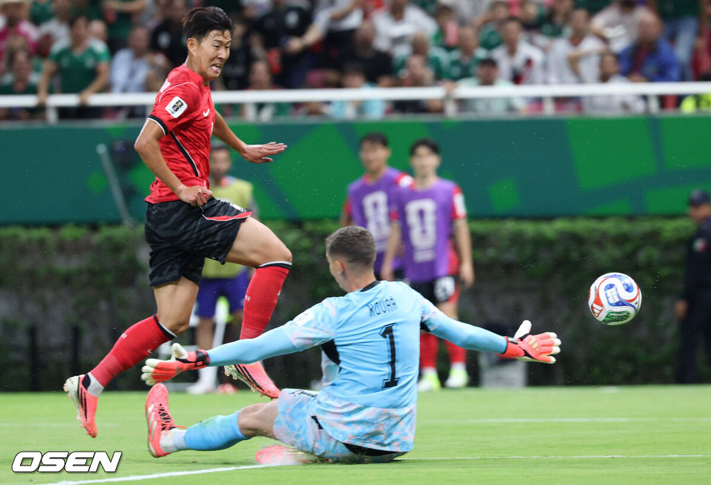  12일 (한국시간) 멕시코 에스타디오 과달라하라에서 2026 국제축구연맹(FIFA) 북중미 월드컵 A조 조별리그 1차전 대한민국과 체코의 경기가 열렸다.대표팀은 체코전을 시작으로 19일 개최국 멕시코와 같은 장소에서 격돌한 뒤, 25일 몬테레이 BBVA 스타디움에서 남아프리카공화국과 최종전을 치른다.후반 손흥민이 슛이 막히고 있다.2026.06.12 /sunday@osen.co.kr