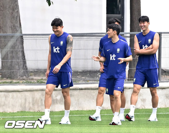 [OSEN=사포판(멕시코), 이대선 기자] 홍명보 감독이 이끄는 대한민국 축구국가대표팀이 13일(한국시각) 멕시코 과달라하라 인근 사포판의 치바스 베르데 바예에서 회복 훈련을 진행했다.대표팀은 전날 A조 1차전에서 체코를 상대로 2-1 역전승을 거뒀다. 남아프리카공화국을 2-0으로 제압한 개최국 멕시코에 이은 조&nbsp;2위다.김민재, 황인범이 훈련을 하고 있다. 2026.06.13 /sunday@osen.co.kr