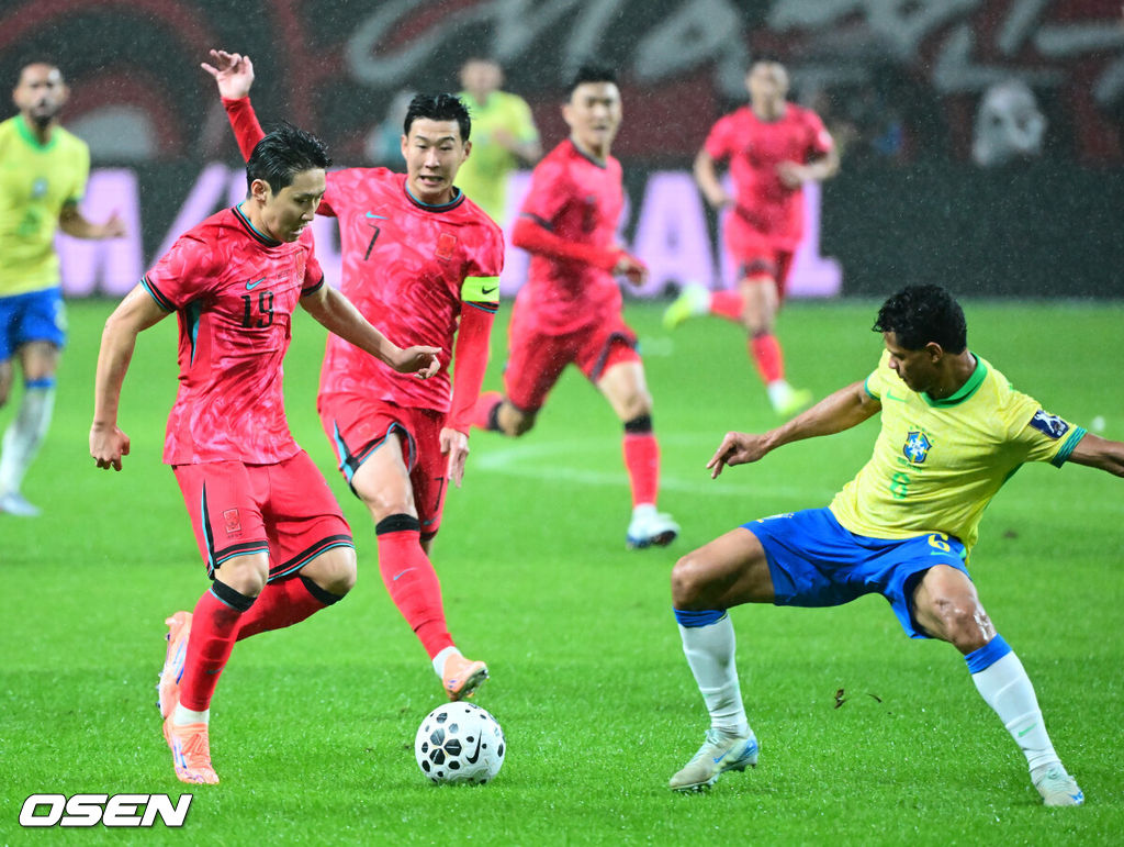 세계의 벽은 높았다. 결과는 0-5 대패였다.홍명보 감독이 이끄는 대한민국 남자 축구 국가대표팀은 10일 서울월드컵경기장에서 '세계 최강' 브라질을 상대로 A매치 평가전을 치러 이스테방(첼시)과 호드리구(레알 마드리드)에게 나란히 2골을 허용하면서 0-5로 대패했다.전반 한국 이강인, 손흥민이 문전으로 내달리고 있다. 2025.10.10 /jpnews@osen.co.kr