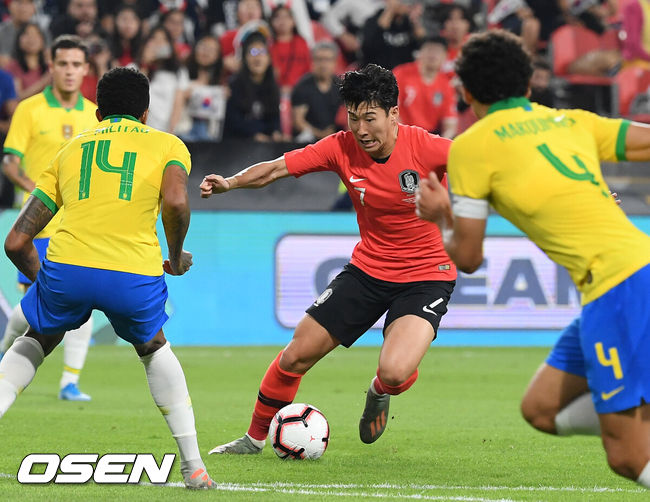[OSEN=아부다비, 민경훈 기자] 19일 오후(현지 시간) 벤투 감독이 이끄는 대한민국 대표팀이 아랍에미리트연합(UAE) 아부다비 모하메드 빈자예드 스타디움에서 브라질과의 친선경기를 가졌다.전반전 한국 손흥민이 드리블 돌파를 시도하고 있다. / rumi@osen.co.kr