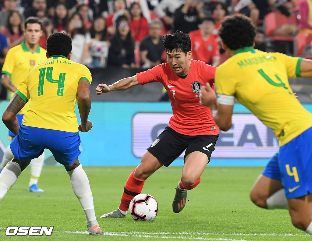 19일 오후(현지 시간) 벤투 감독이 이끄는 대한민국 대표팀이 아랍에미리트연합(UAE) 아부다비 모하메드 빈자예드 스타디움에서 브라질과의 친선경기를 가졌다.전반전 한국 손흥민이 드리블 돌파를 시도하고 있다. / rumi@osen.co.kr