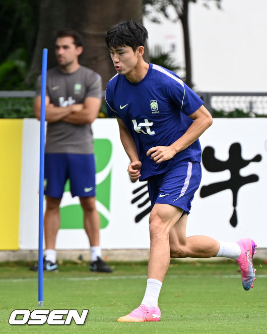 [OSEN=사포판(멕시코), 이대선 기자] 홍명보 감독이 이끄는 대한민국 축구국가대표팀이 16일(한국시각) 멕시코 과달라하라 인근 사포판의 치바스 베르데 바예에서 훈련을 진행했다.대표팀은 전날 A조 1차전에서 체코를 상대로 2-1 역전승을 거뒀다. 남아프리카공화국을 2-0으로 제압한 개최국 멕시코에 이은 조&nbsp;2위다.대한민국 이기혁이 훈련을 하고 있다. 2026.06.16 /sunday@osen.co.kr