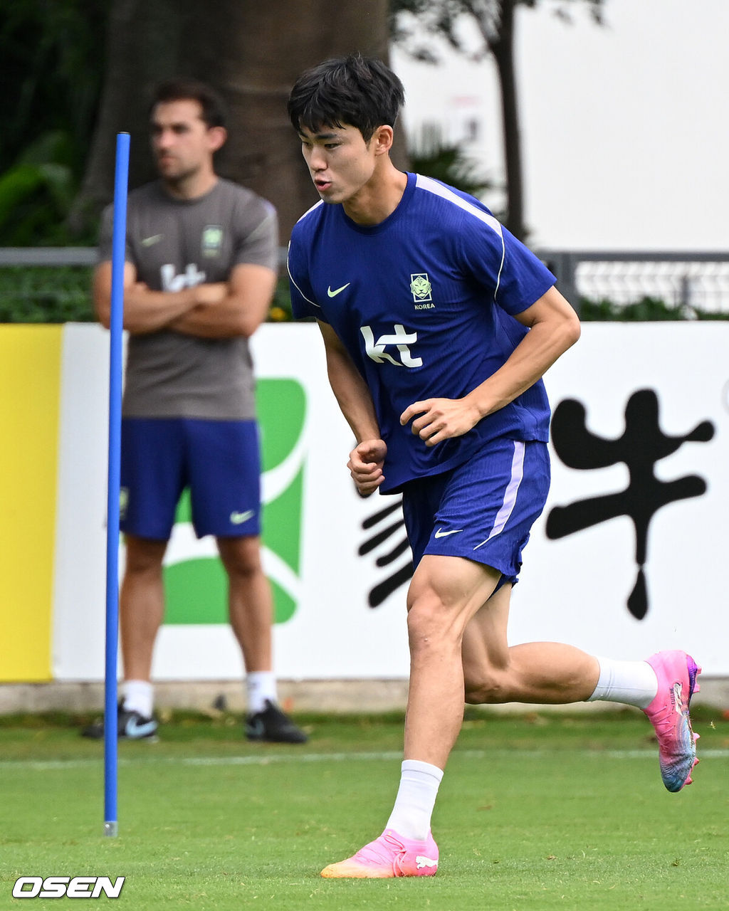 홍명보 감독이 이끄는 대한민국 축구국가대표팀이 16일(한국시각) 멕시코 과달라하라 인근 사포판의 치바스 베르데 바예에서 훈련을 진행했다.대표팀은 전날 A조 1차전에서 체코를 상대로 2-1 역전승을 거뒀다. 남아프리카공화국을 2-0으로 제압한 개최국 멕시코에 이은 조 2위다.대한민국 이기혁이 훈련을 하고 있다. 2026.06.16 /sunday@osen.co.kr