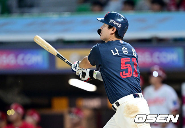 [OSEN=인천, 최규한 기자] 16일 인천 SSG랜더스필드에서 ‘2026 신한 SOL Bank KBO리그’ SSG 랜더스와 롯데 자이언츠의 경기가 열렸다.홈팀 SSG는 김민준, 방문팀 롯데는 김진욱을 선발로 내세웠다.7회초 1사 주자없는 상황 롯데 나승엽이 달아나는 우월 솔로포를 날리고 있다. 2026.06.16 / dreamer@osen.co.kr