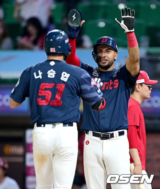[OSEN=인천, 최규한 기자] 16일 인천 SSG랜더스필드에서 ‘2026 신한 SOL Bank KBO리그’ SSG 랜더스와 롯데 자이언츠의 경기가 열렸다.홈팀 SSG는 김민준, 방문팀 롯데는 김진욱을 선발로 내세웠다.8회초 2사 2루 상황 롯데 나승엽이 달아나는 우월 투런포를 날리고 홈을 밟으며 레이예스와 기뻐하고 있다. 2026.06.16 / dreamer@osen.co.kr