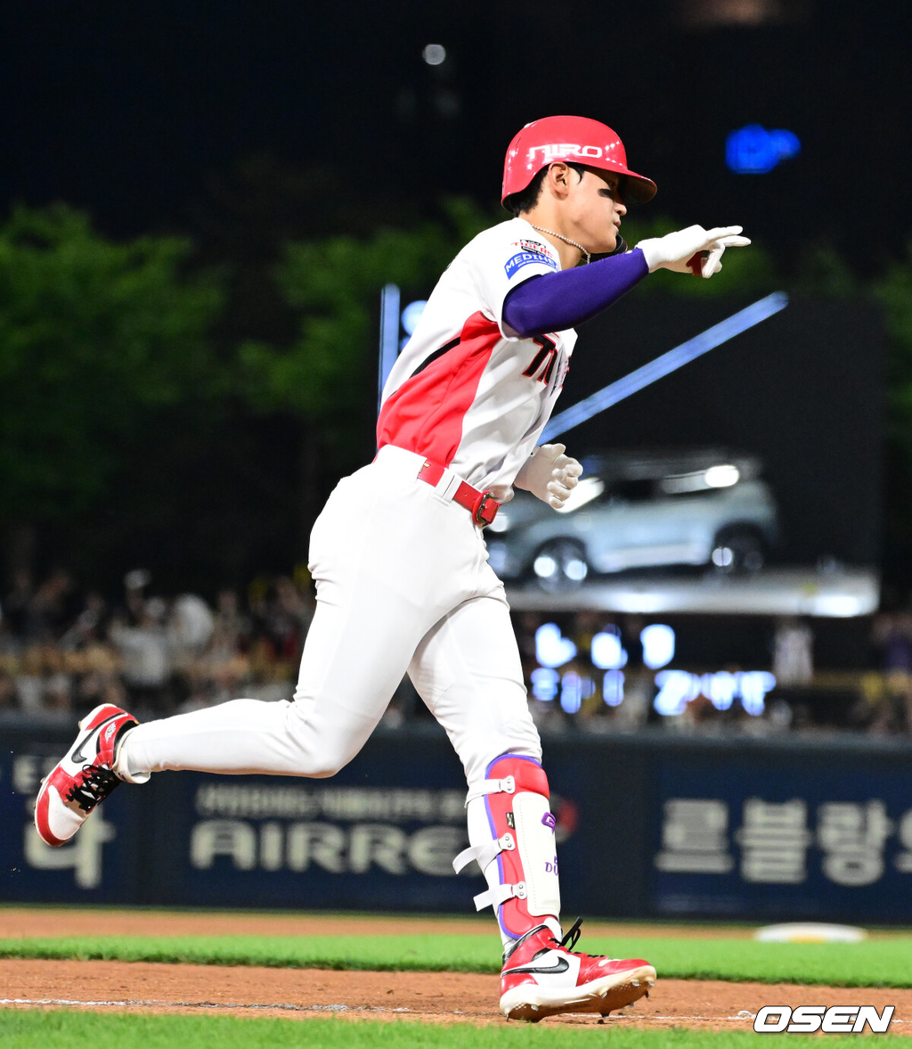 16일 광주-기아 챔피언스필드에서 2026 신한 SOL KBO리그 KIA 타이거즈와 LG 트윈스의 경기가 열렸다.KIA는 시라카와 게이쇼, LG는 라클란 웰스가 선발로 나섰다.6회말 1사에서 KIA 김도영이 좌월 솔로포를 날리며 그라운드를 돌고 있다. 2026.06.16 / jpnews@osen.co.kr