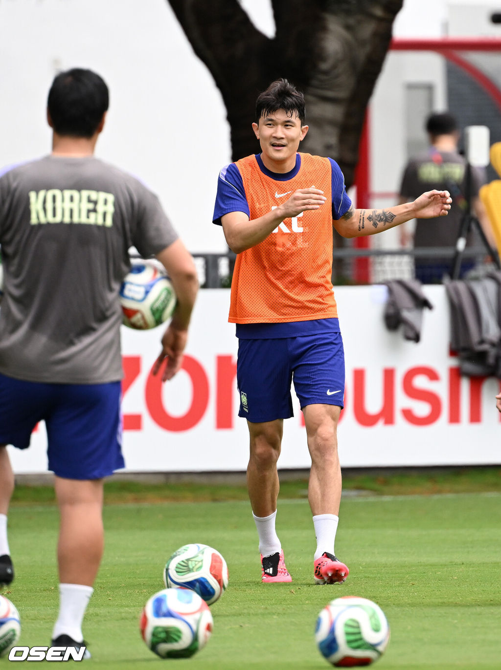 홍명보 감독이 이끄는 대한민국 축구국가대표팀이 15일(한국시각) 멕시코 과달라하라 인근 사포판의 치바스 베르데 바예에서 훈련을 진행했다.대표팀은 전날 A조 1차전에서 체코를 상대로 2-1 역전승을 거뒀다. 남아프리카공화국을 2-0으로 제압한 개최국 멕시코에 이은 조 2위다.대한민국 김민재가 미니게임을 하고 있다. 2026.06.15 /sunday@osen.co.kr