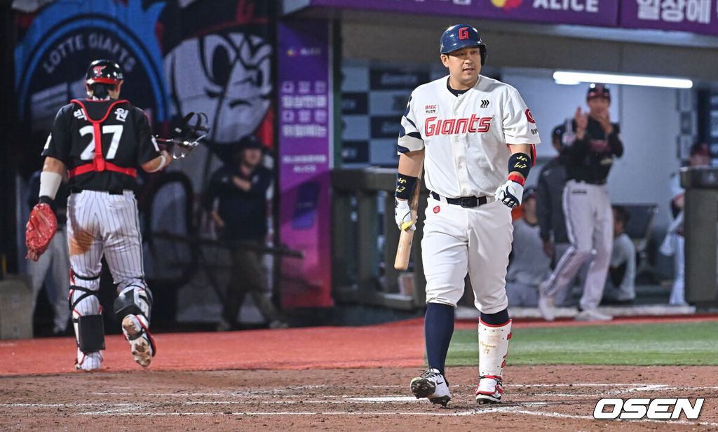 27일 부산 사직야구장에서 2026 신한 SOL KBO 리그 롯데 자이언츠와 LG 트윈스의 경기가 열렸다. 홈팀 롯데는 나균안이, 방문팀 LG는 치리노스가 선발 출전했다.롯데 자이언츠 유강남이 7회말 2사 1,2루 삼진 아웃당하고 아쉬워하고 있다. 2026.05.27 / foto0307@osen.co.kr